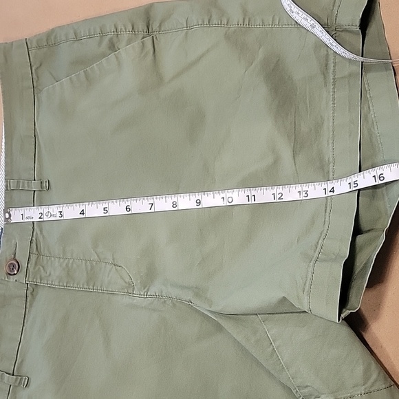 Old Navy Size 16 Olive / Army Green Everyday Short, 5" Inseam, Exc. Used Cond. - Picture 5 of 10